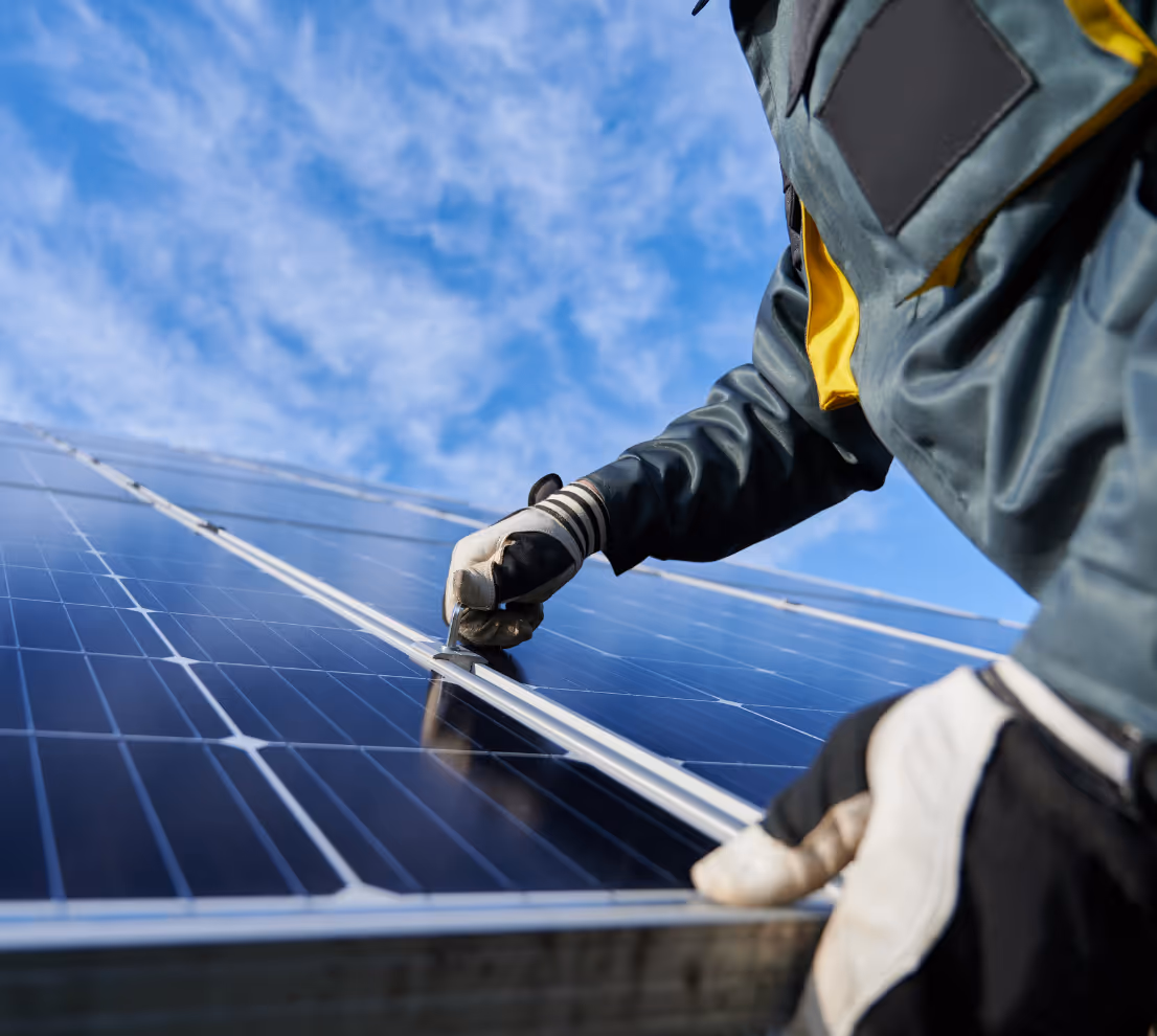 Operatore Installa Pannelli Fotovoltaici Per Installazione Fotovoltaico 